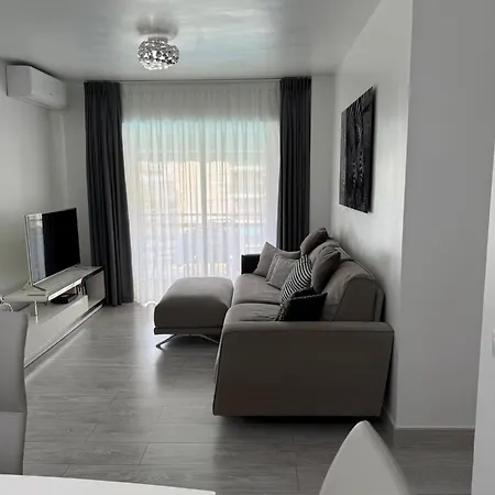 Iki Pearl Cristianos *